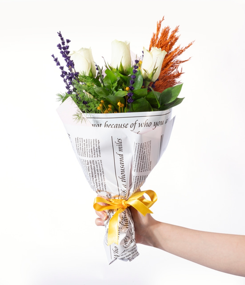 Gazete Bukette 3 Beyaz Güller Sipariş Ver 90 Dakikada Çiçeğin Sevdiklerinle