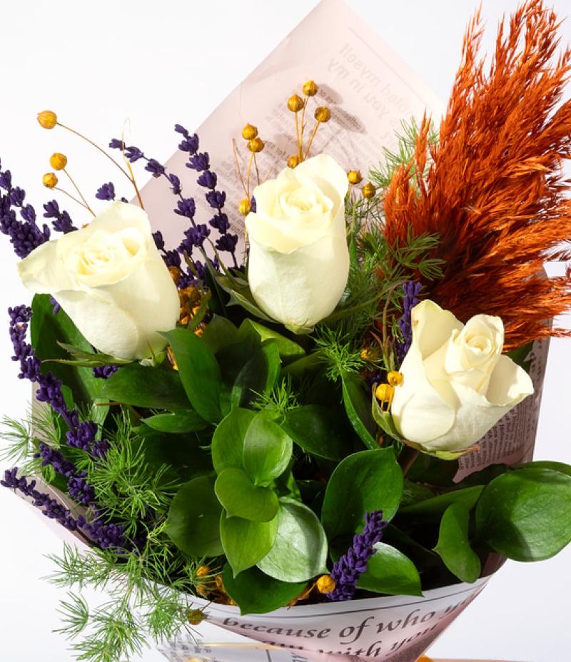  Gazete Bukette 3 Beyaz Güller