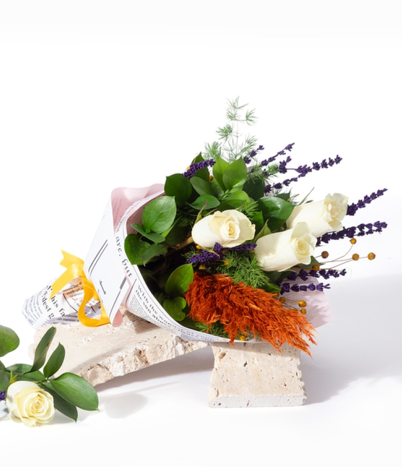  Gazete Bukette 3 Beyaz Güller